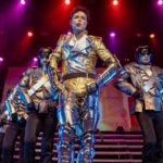 Cover: Rodrigo Teaser estreia novo figurino em tributo a Michael Jackson no Teatro RioMar Fortaleza