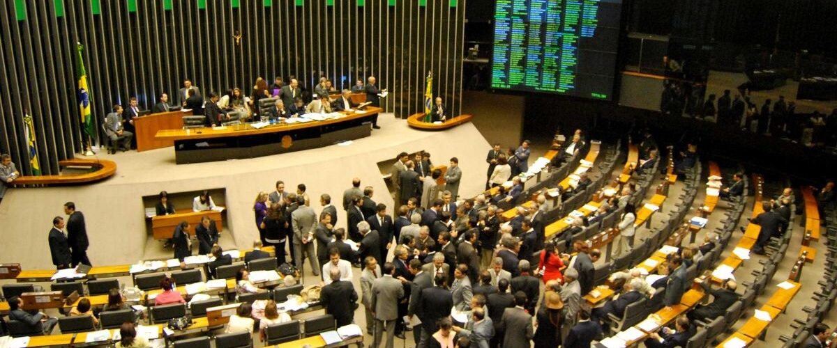 Política: Brasil terá 18 novos deputados e gasto extra de R$ 40 milhões por ano com a Câmara