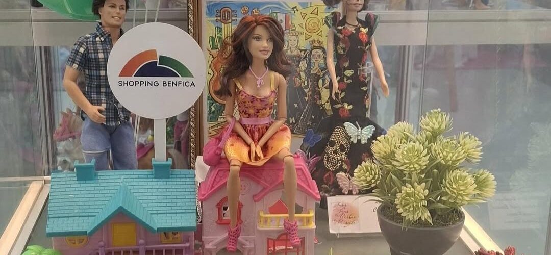 Exposição: “Agulha de Ouro – Barbie” encanta visitantes no Shopping Benfica com arte, nostalgia e solidariedade