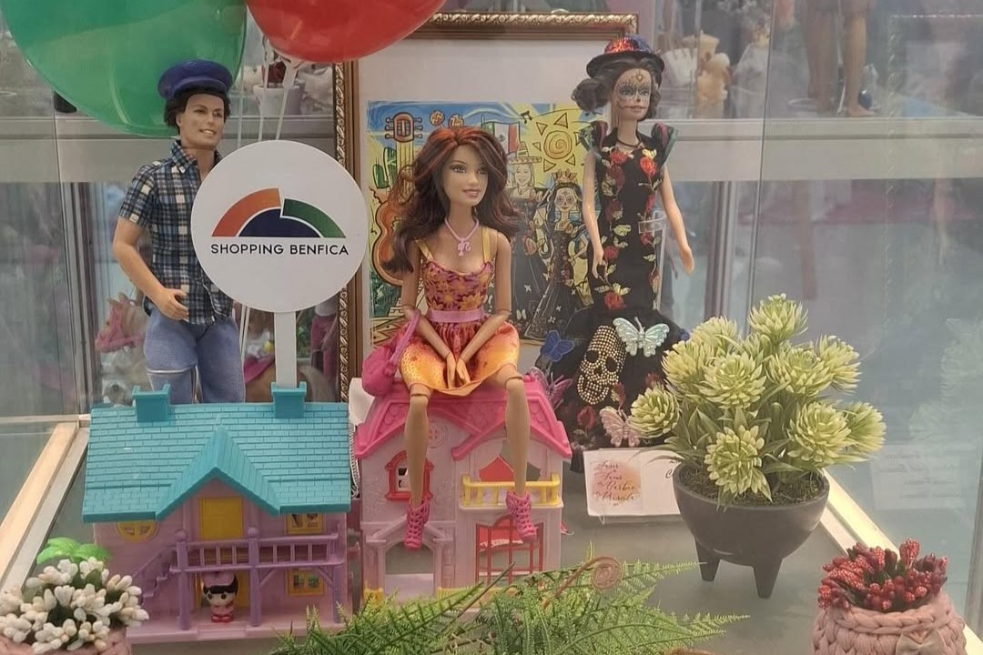 Exposição: “Agulha de Ouro – Barbie” encanta visitantes no Shopping Benfica com arte, nostalgia e solidariedade