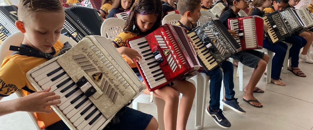Cultura: Orquestra de Sanfonas Feitosa abre o PEC Nordeste 2025, maior evento agro do Norte e Nordeste