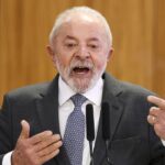 O presidente Luiz Inácio Lula da Silva realizou exames de imagem e de sangue na tarde desta segunda-feira (26) após apresentar um quadro de vertigem, com diagnóstico de labirintite. Segundo boletim médico divulgado pelo Hospital Sírio-Libanês, de Brasília, todos os resultados dos exames estão dentro da normalidade. De acordo com a nota, o presidente já está no Palácio da Alvorada, onde deve permanecer em repouoso ao longo do dia. Lula é acompanhado pelas equipes médicas lideradas pelo Dr. Roberto Kalil Filho e pela Dra Ana Helena Germoglio. Na tarde de hoje, Lula tinha compromissos com os ministros da Fazenda, Fernando Haddad, da CIência, Tecnologia e Inovação, Luciana Santos, e da Gestão e da Inovação em Serviços Públicos, Esther Dweck. Para amanhã, está prevista a participação de Lula na comemoração do Dia do Diplomata, no Itamaraty. Em janeiro deste ano, Lula fez exames de imagem da cabeça, após procedimentos a que foi submetido devido ao acidente doméstico que sofreu em outubro de 2024.