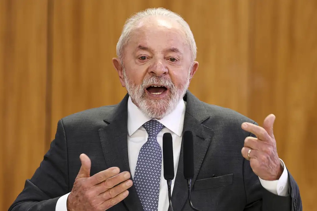 O presidente Luiz Inácio Lula da Silva realizou exames de imagem e de sangue na tarde desta segunda-feira (26) após apresentar um quadro de vertigem, com diagnóstico de labirintite. Segundo boletim médico divulgado pelo Hospital Sírio-Libanês, de Brasília, todos os resultados dos exames estão dentro da normalidade. De acordo com a nota, o presidente já está no Palácio da Alvorada, onde deve permanecer em repouoso ao longo do dia. Lula é acompanhado pelas equipes médicas lideradas pelo Dr. Roberto Kalil Filho e pela Dra Ana Helena Germoglio. Na tarde de hoje, Lula tinha compromissos com os ministros da Fazenda, Fernando Haddad, da CIência, Tecnologia e Inovação, Luciana Santos, e da Gestão e da Inovação em Serviços Públicos, Esther Dweck. Para amanhã, está prevista a participação de Lula na comemoração do Dia do Diplomata, no Itamaraty. Em janeiro deste ano, Lula fez exames de imagem da cabeça, após procedimentos a que foi submetido devido ao acidente doméstico que sofreu em outubro de 2024.