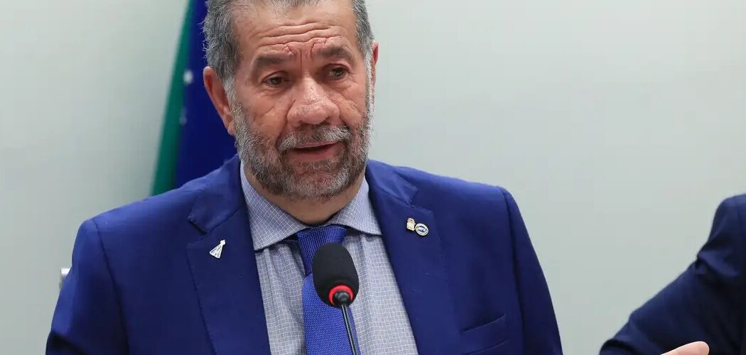 Carlos Lupi deixa Ministério da Previdência após escândalo no INSS; Wolney Queiroz assume o cargo