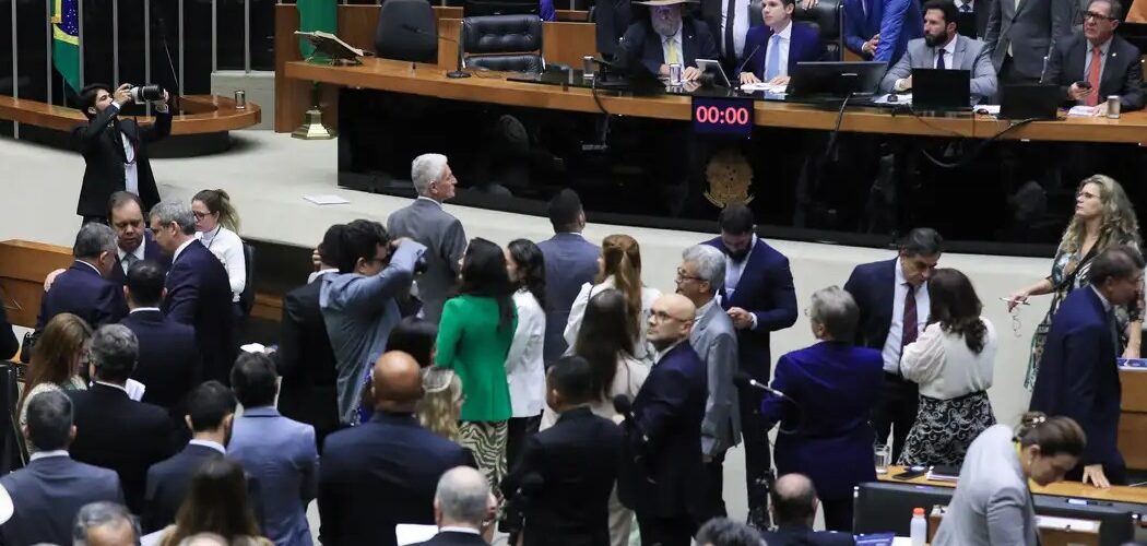 Política: Câmara aprova reajuste salarial para servidores federais; reforma administrativa fica para grupo de trabalho