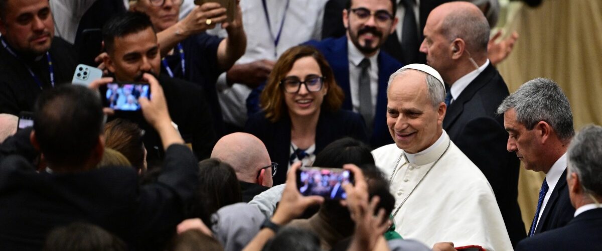 Religião: Papa Leão XIV faz apelo por comunicação ética e pela liberdade de imprensa em sua primeira coletiva