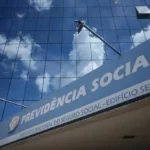 Economia: INSS começa a devolver descontos indevidos de aposentados e pensionistas; veja o calendário completo