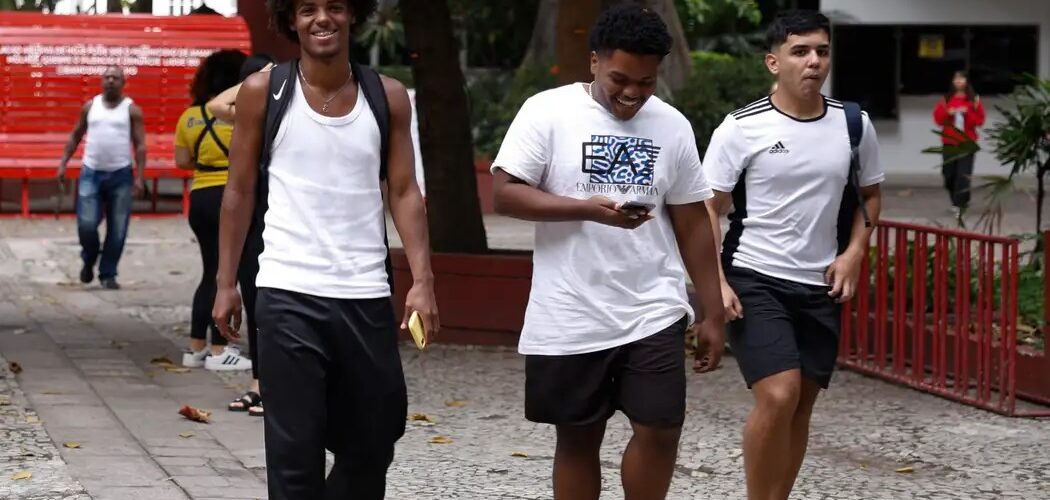 Enem 2025: prazo para pedir isenção da taxa de inscrição termina nesta sexta-feira