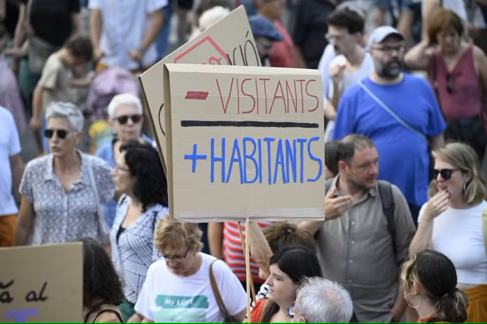 Internacional: Protestos contra turismo em massa tomam ruas do sul da Europa