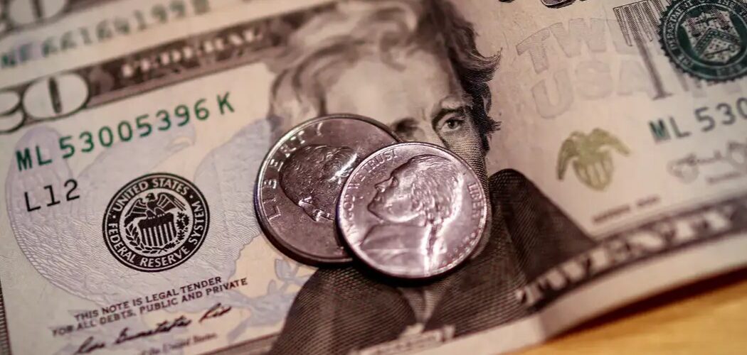 Economia: Dólar fecha na mínima desde outubro e Ibovespa retoma 137 mil pontos com alívio externo