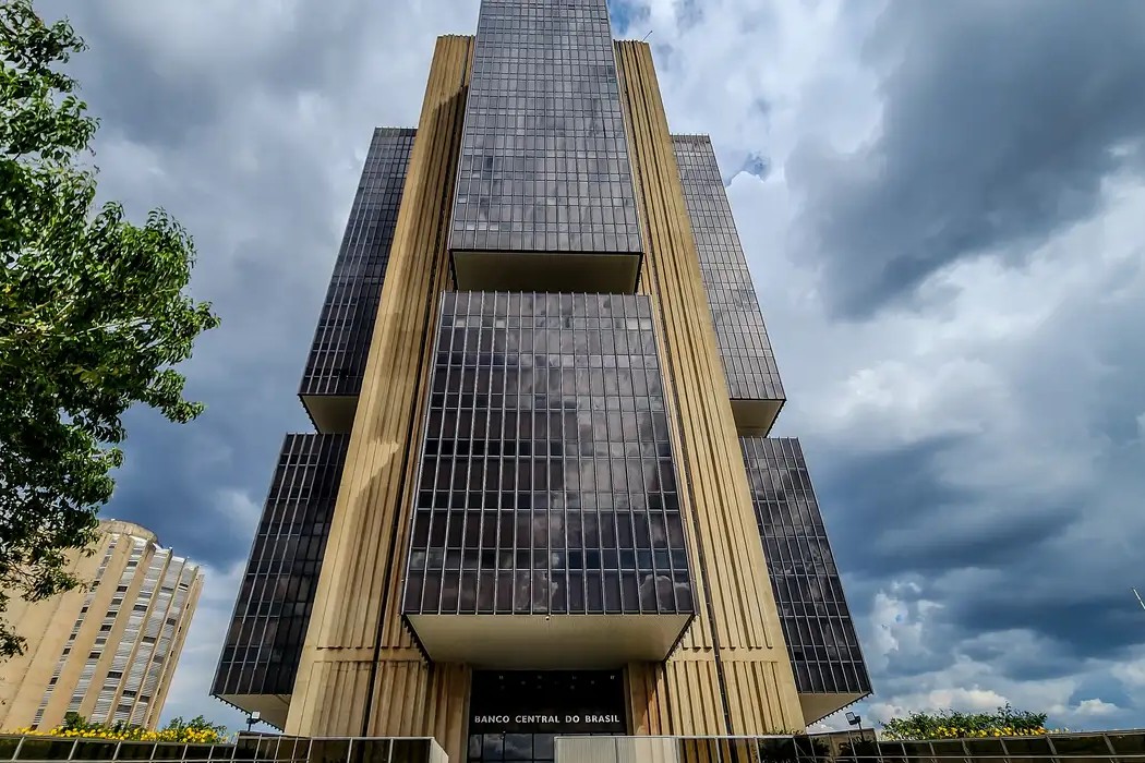 Economia: Banco Central eleva Selic para 15% ao ano diante de incertezas econômicas e inflação acima da meta