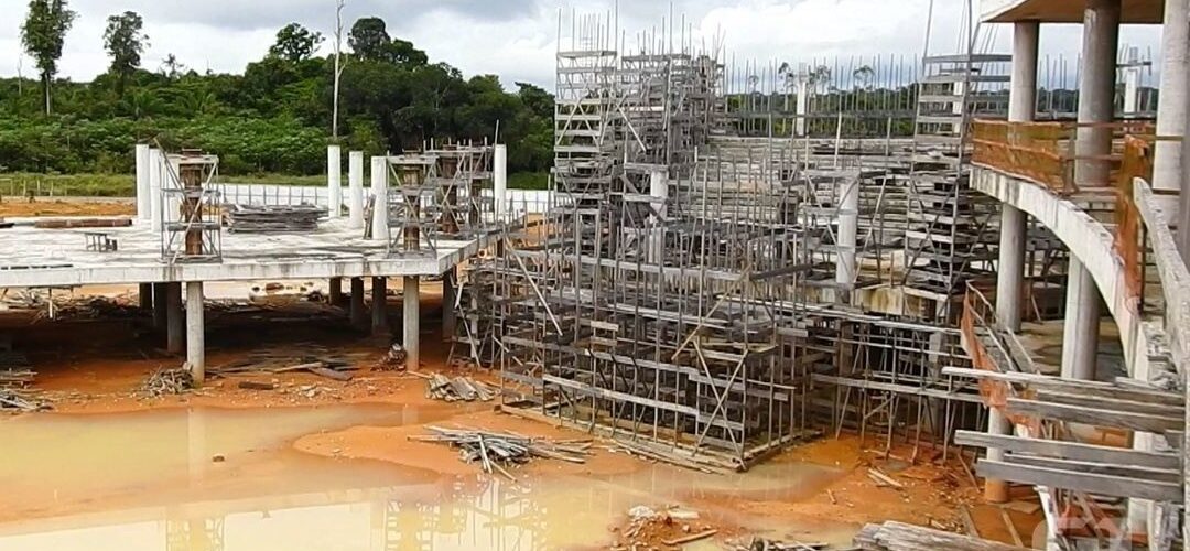 O custo oculto das obras: Como a inadimplência atrasa e encarece projetos no Brasil