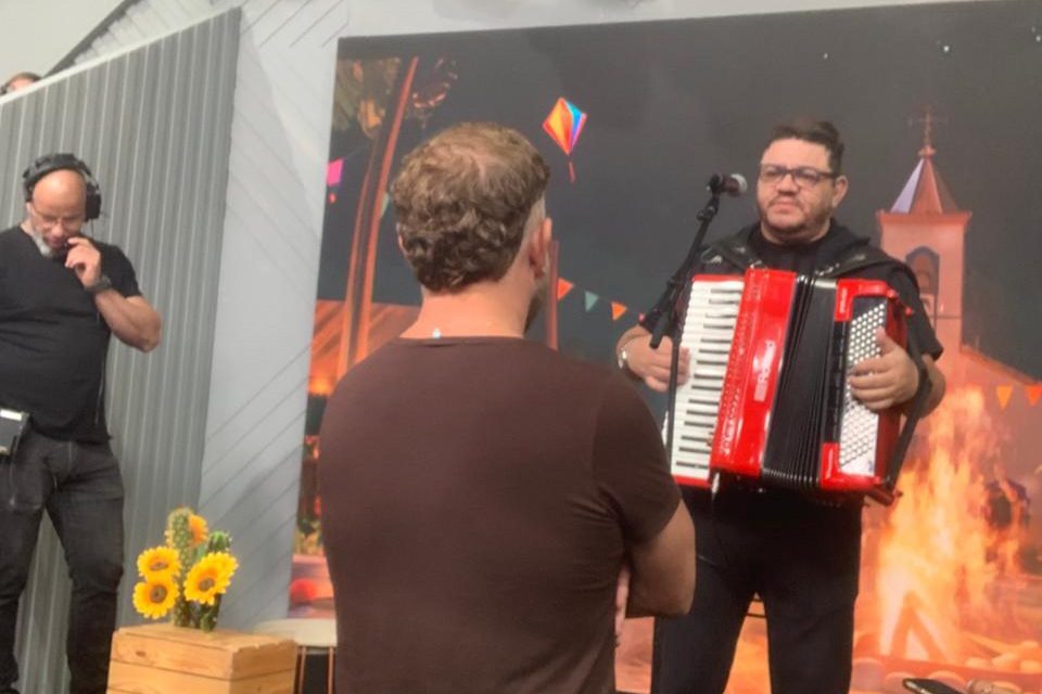 Forró: Fábio Carneirinho leva forró cearense ao “Melhor da Noite” e embala abertura do São João na Band