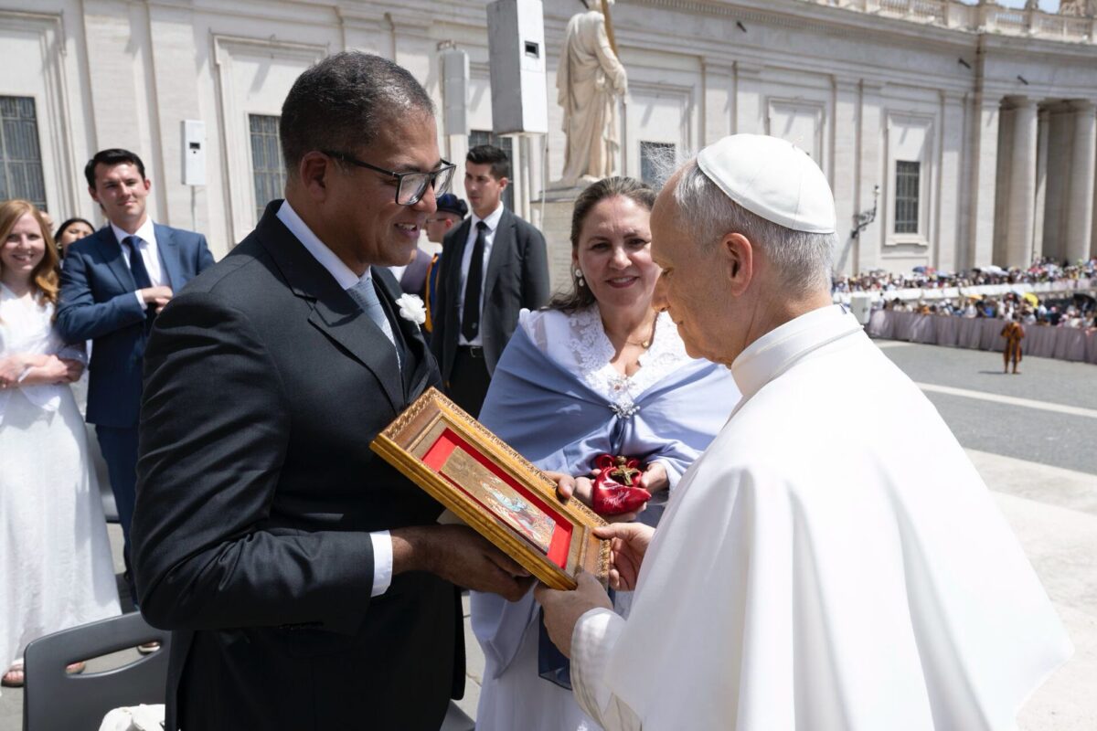 Religião: Casal de Fortaleza encontra o Papa Leão XIV em Roma e entrega presentes que simbolizam obediência e fé