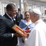Religião: Casal de Fortaleza encontra o Papa Leão XIV em Roma e entrega presentes que simbolizam obediência e fé