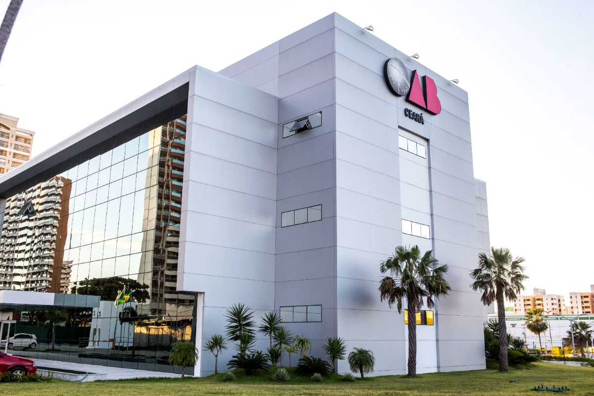 Punição: OAB-CE suspende advogada investigada por repassar informações a presos