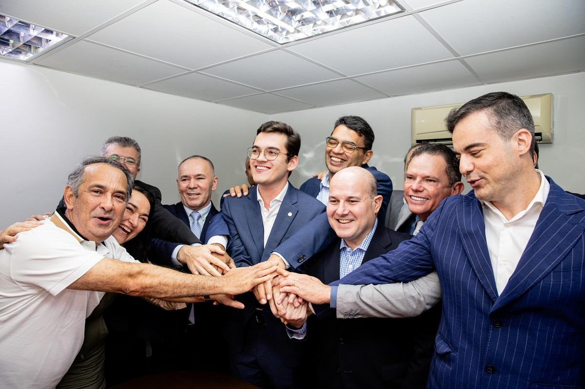 Política: Roberto Cláudio oficializa filiação ao União Brasil ao lado de Capitão Wagner