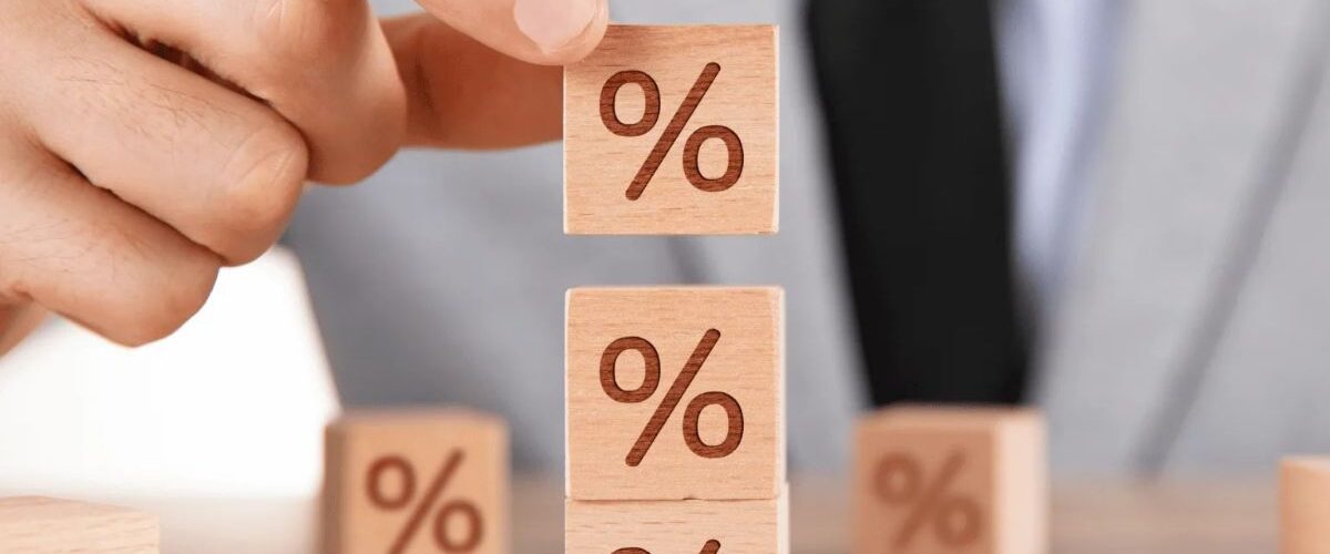 Copom projeta Selic em 15% por período prolongado diante de inflação acima da meta