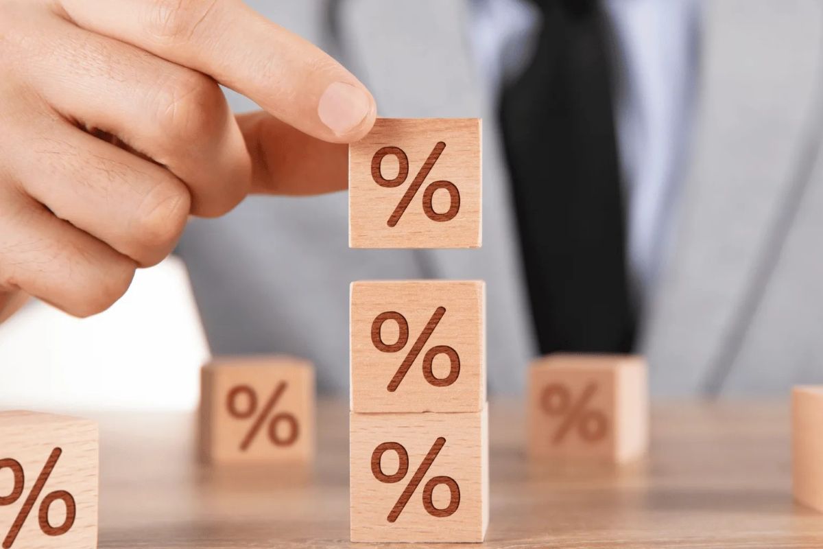 Copom projeta Selic em 15% por período prolongado diante de inflação acima da meta