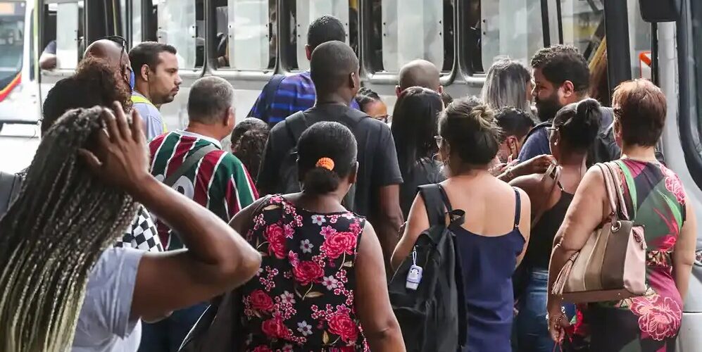 Economia: Desemprego atinge menor nível para o período desde 2012, com taxa de 6,2%, aponta IBGE