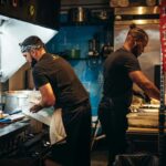 Pesquisa: Imigrantes ganham espaço no setor de bares e restaurantes e impulsionam diversidade no mercado brasileiro