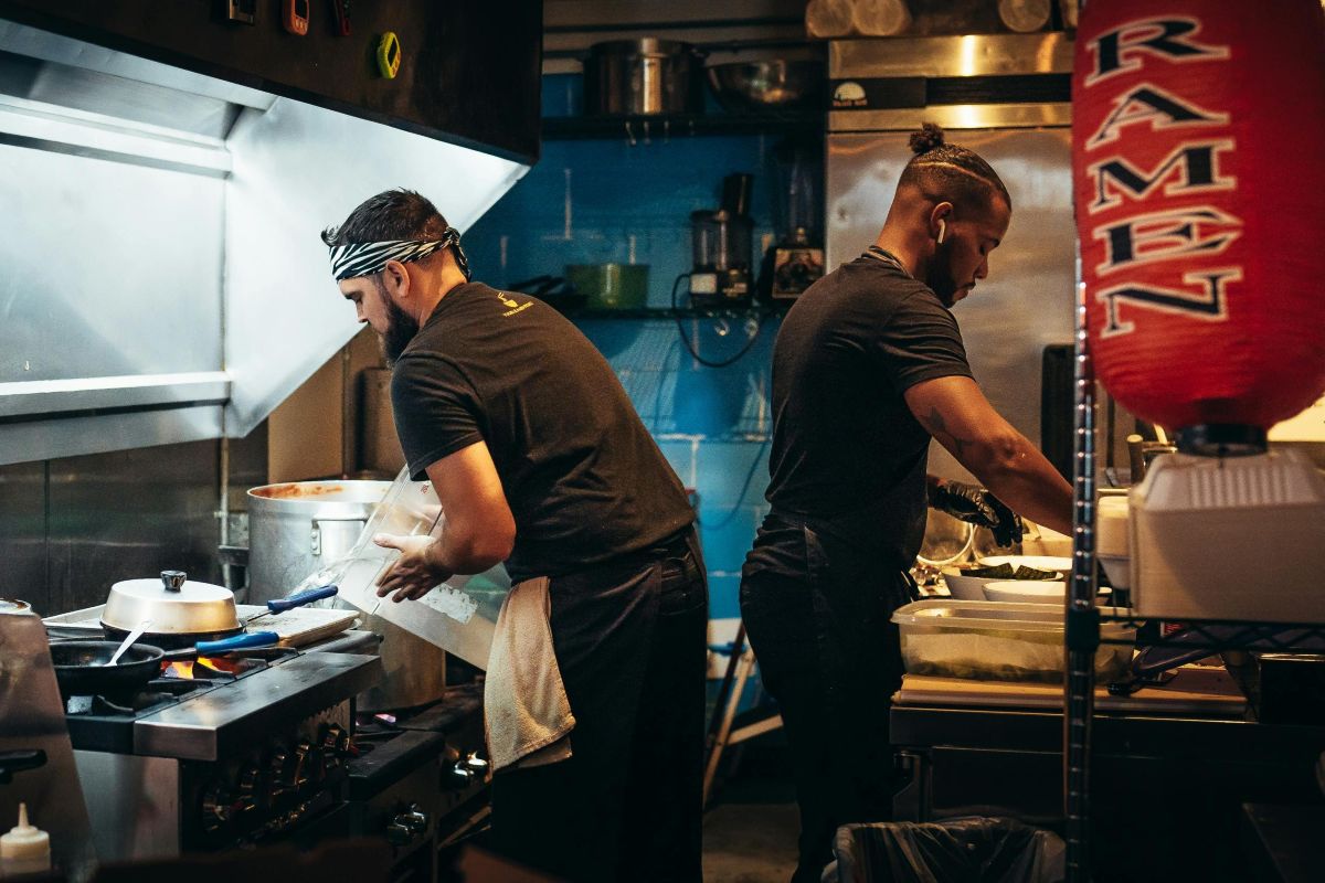 Pesquisa: Imigrantes ganham espaço no setor de bares e restaurantes e impulsionam diversidade no mercado brasileiro