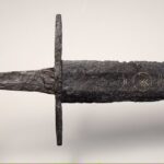História: Espada medieval de mil anos é encontrada em rio e vai para exposição na Holanda