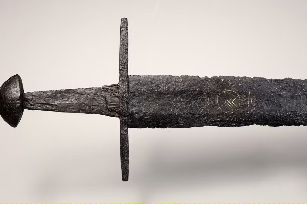 História: Espada medieval de mil anos é encontrada em rio e vai para exposição na Holanda
