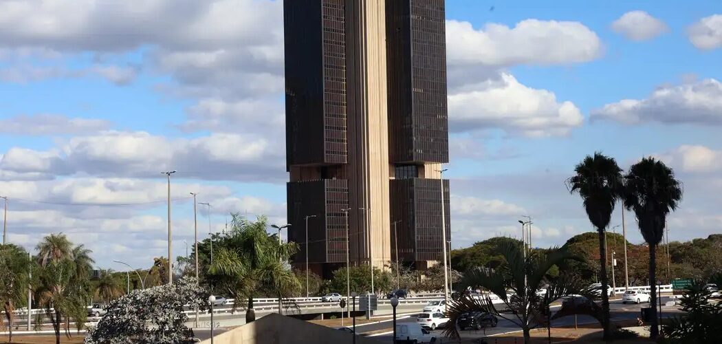 Economia: Copom mantém Selic em 15% ao ano e encerra ciclo de alta dos juros