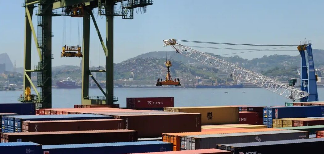 Economia: Especialistas alertam para desemprego e alta nos alimentos com tarifa de 50% imposta por Trump ao Brasil