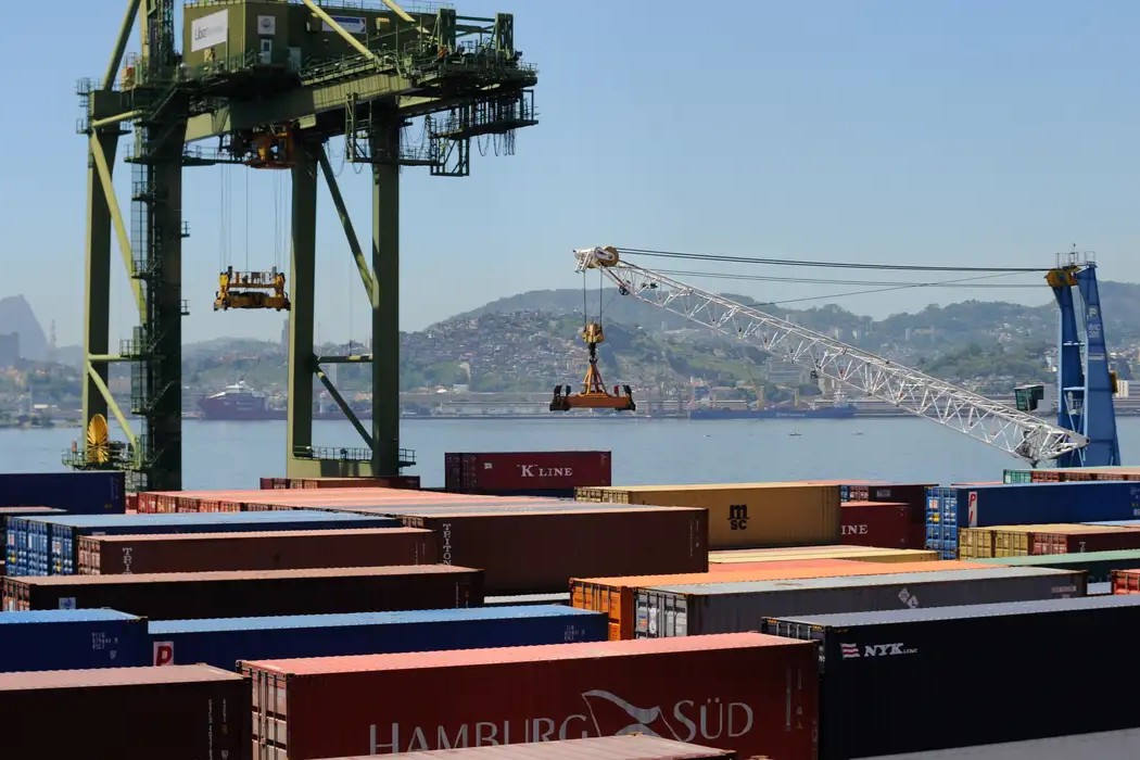 Economia: Especialistas alertam para desemprego e alta nos alimentos com tarifa de 50% imposta por Trump ao Brasil