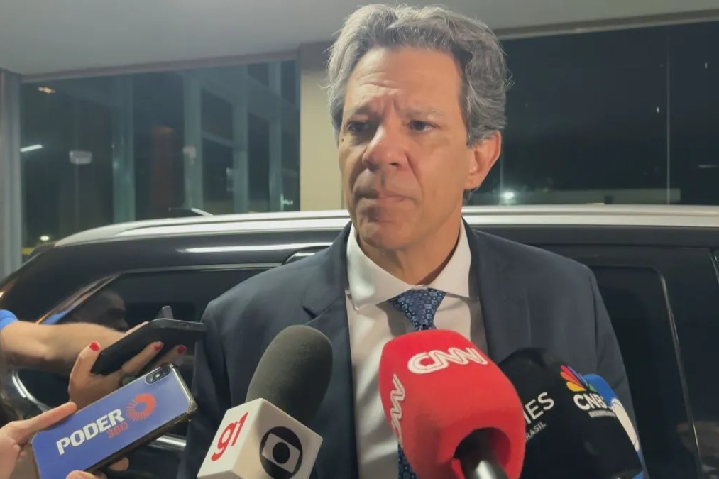 Resposta: Governo conclui plano de contingência contra tarifaço de Trump e aguarda aval de Lula