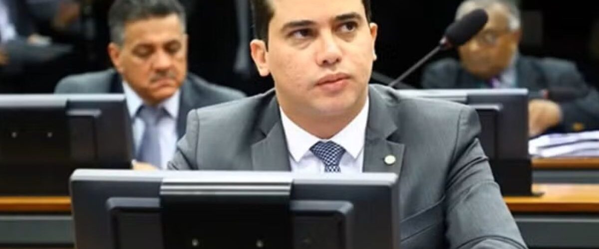 Investigação: Polícia Federal faz buscas contra deputado Júnior Mano em operação sobre fraudes e desvios de verbas públicas