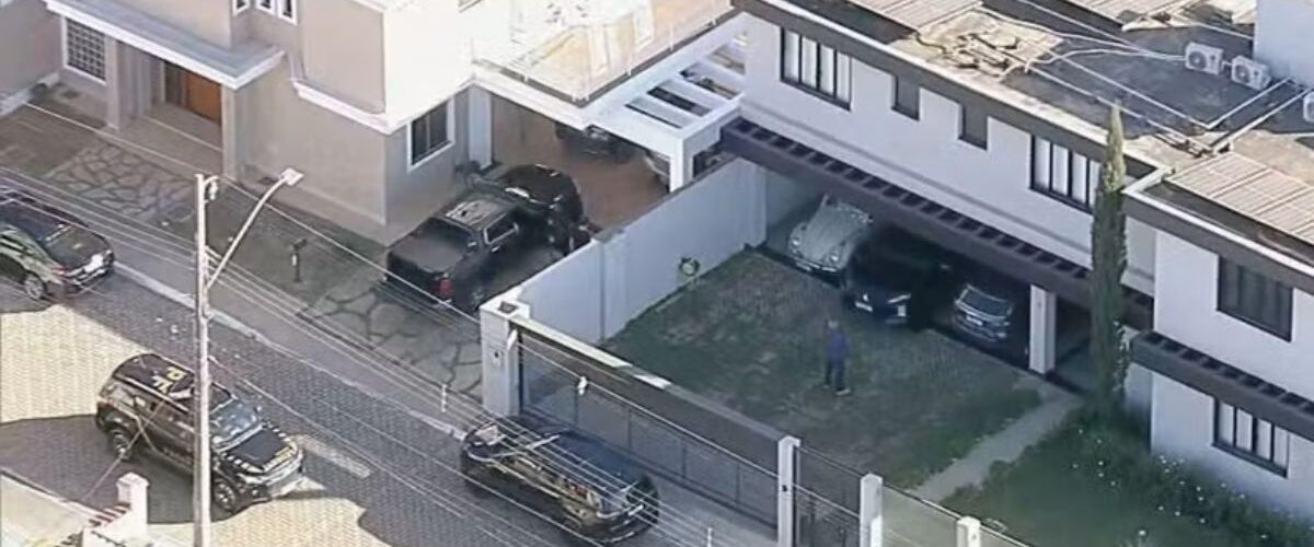 Investigação: PF encontra pen drive escondido em banheiro, dólares e cópia de ação contra Moraes na casa de Bolsonaro