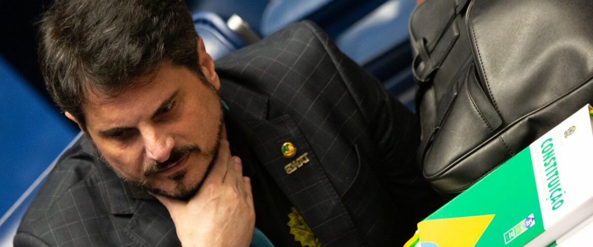 Afronta: Marcos do Val desobedece STF e viaja aos EUA com passaporte diplomático bloqueado