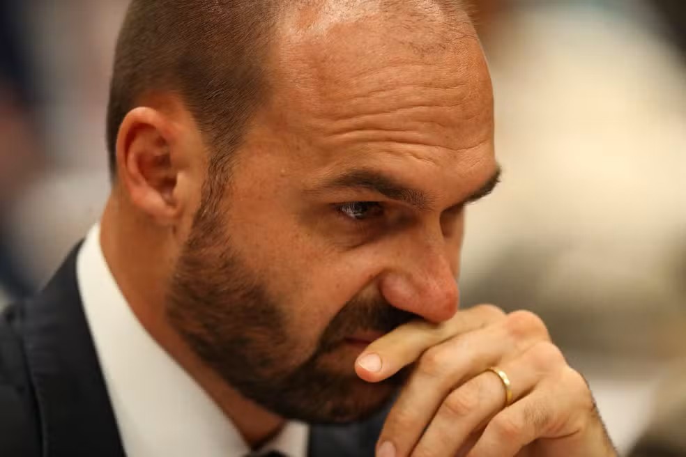 Política: Licença de Eduardo Bolsonaro termina neste domingo e pode resultar em perda de mandato na Câmara