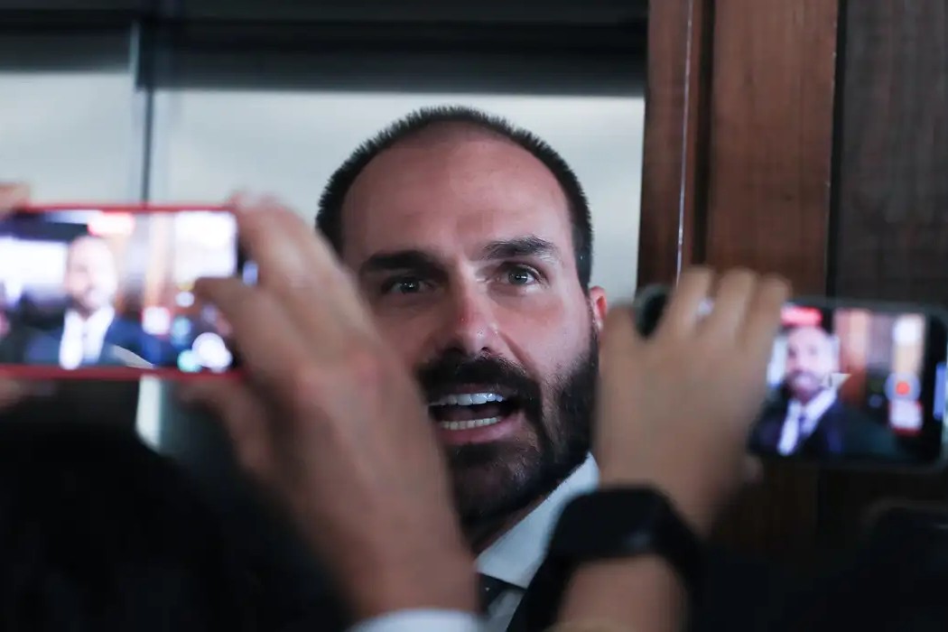 Política: Eduardo Bolsonaro afirma que não renunciará ao mandato e desafia STF em live