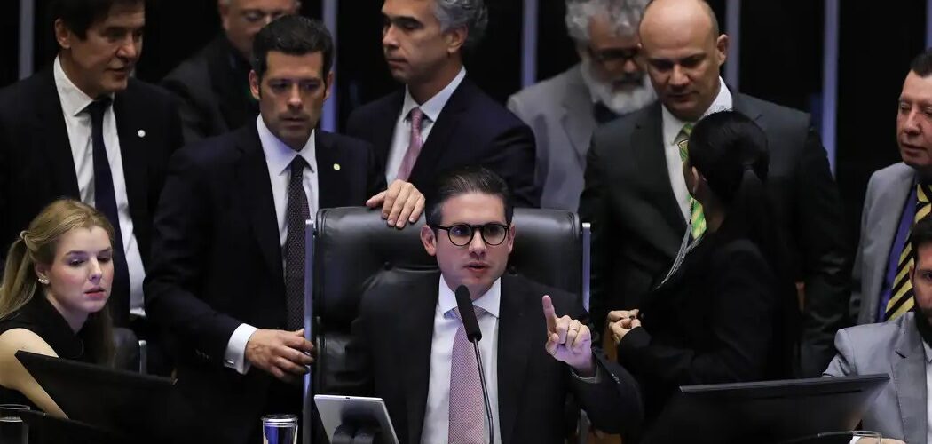 Política: Câmara aprova urgência para projeto que reduz benefícios tributários federais em até 10%