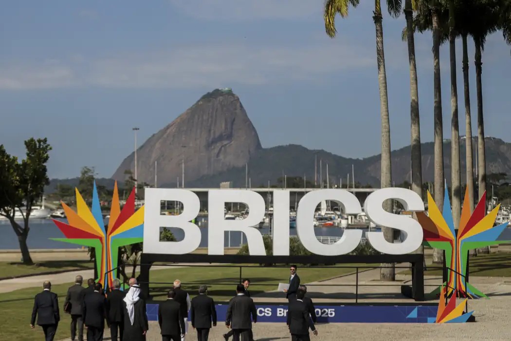 Internacional: China reage a ameaça de Trump e critica uso de tarifas contra países do Brics