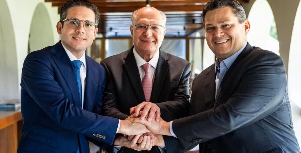 Política: Autoridades brasileiras reagem ao tarifaço de Trump e defendem soberania nacional