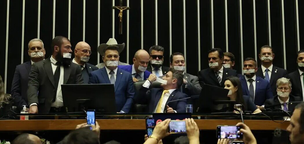 Política: Hugo Motta reage à ocupação do plenário: “Democracia não se negocia”