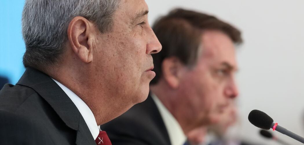 Investigação: PF aponta que Braga Netto violou medida judicial ao enviar mensagem a Jair Bolsonaro