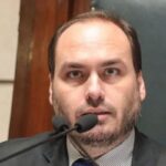 Investigação: Empresário alvo de ações trabalhistas transferiu R$ 700 mil para Carlos Bolsonaro, aponta PF