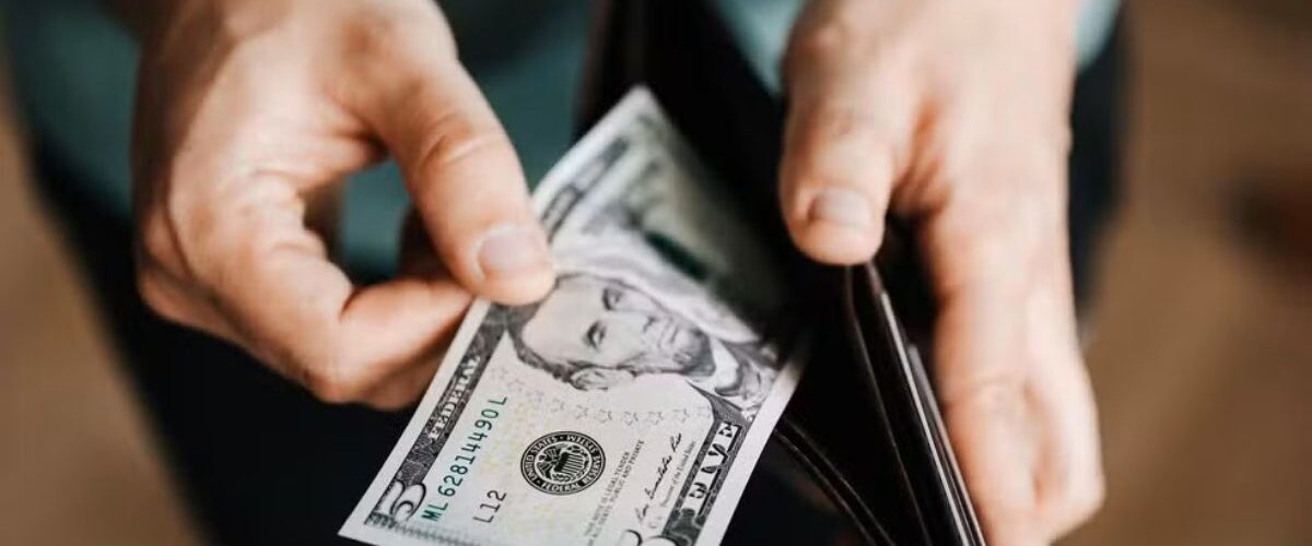 Economia: Ibovespa dispara 2,57% e dólar cai 0,95% após Powell sinalizar corte de juros nos EUA