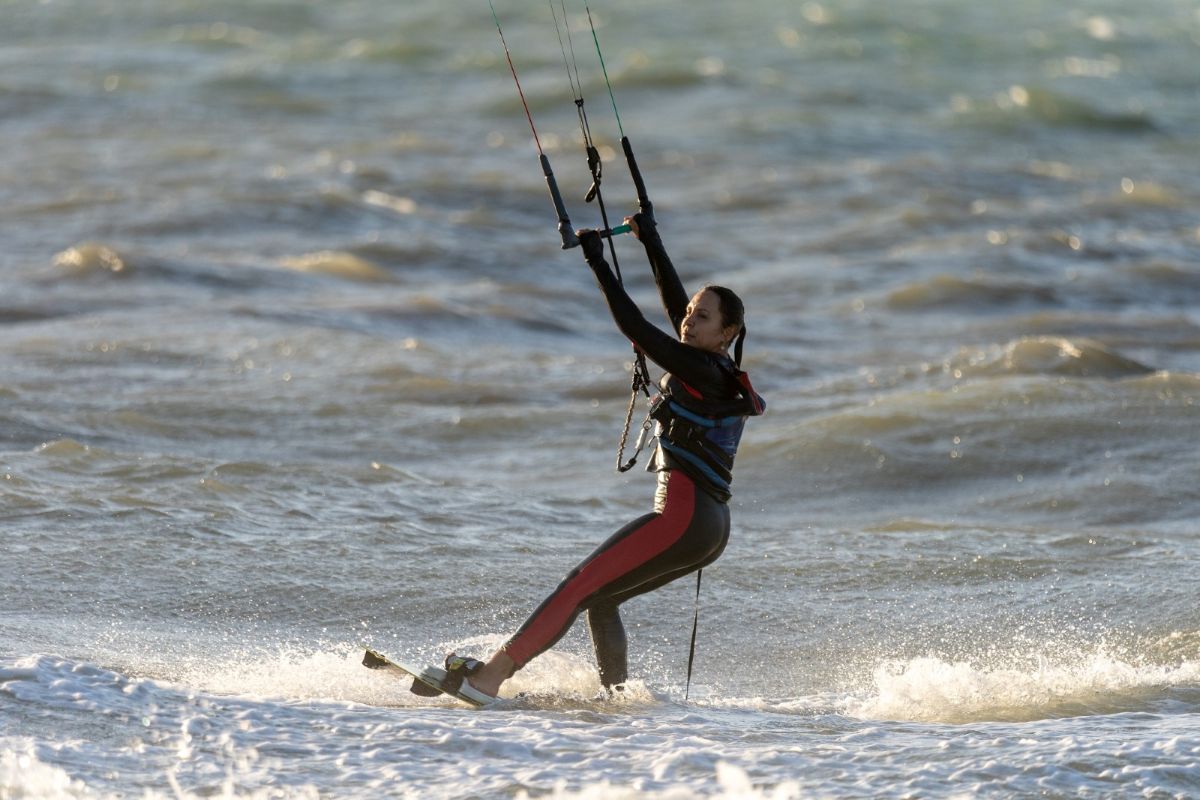 Kitesurf: Iron Divas 2025: maior downwind feminino de kitesurf do mundo movimenta litoral do Ceará