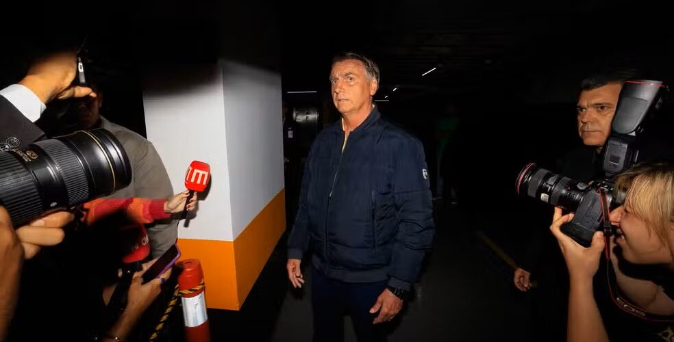 Justiça: STF impõe prisão domiciliar a Bolsonaro com restrições de contato e uso de celular