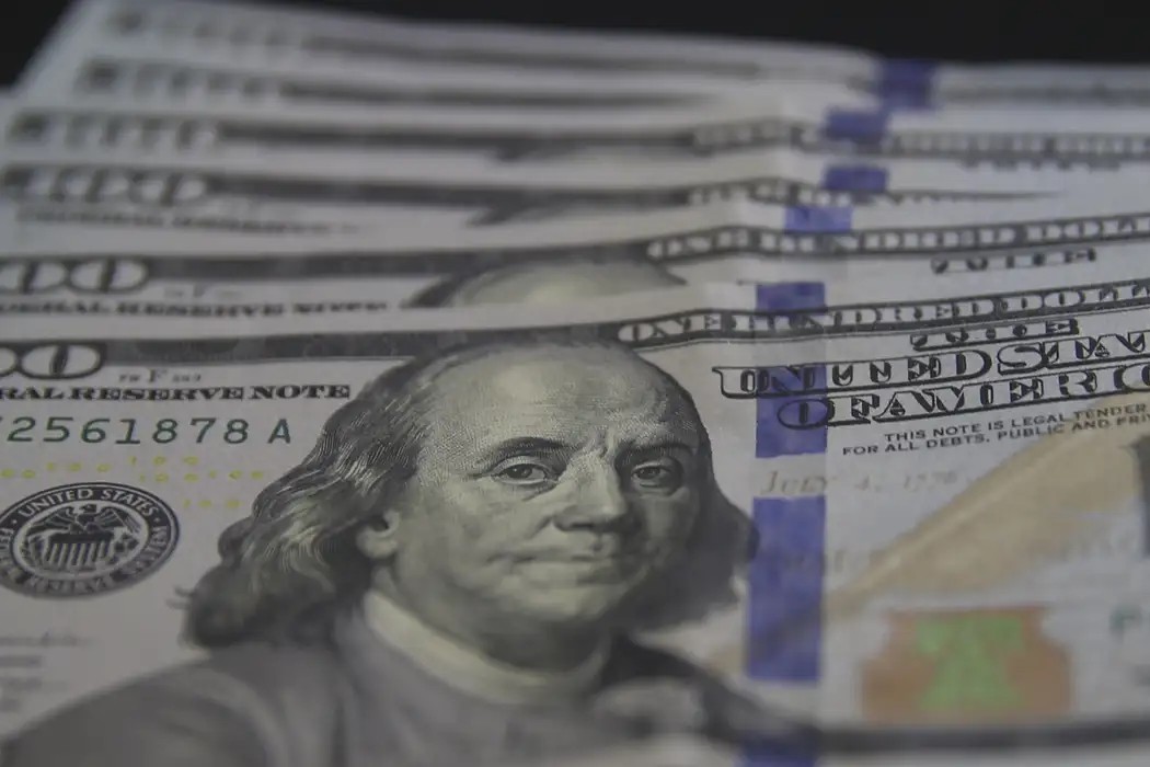 Economia: Dólar cai para R$ 5,39 com expectativa de corte de juros nos Estados Unidos