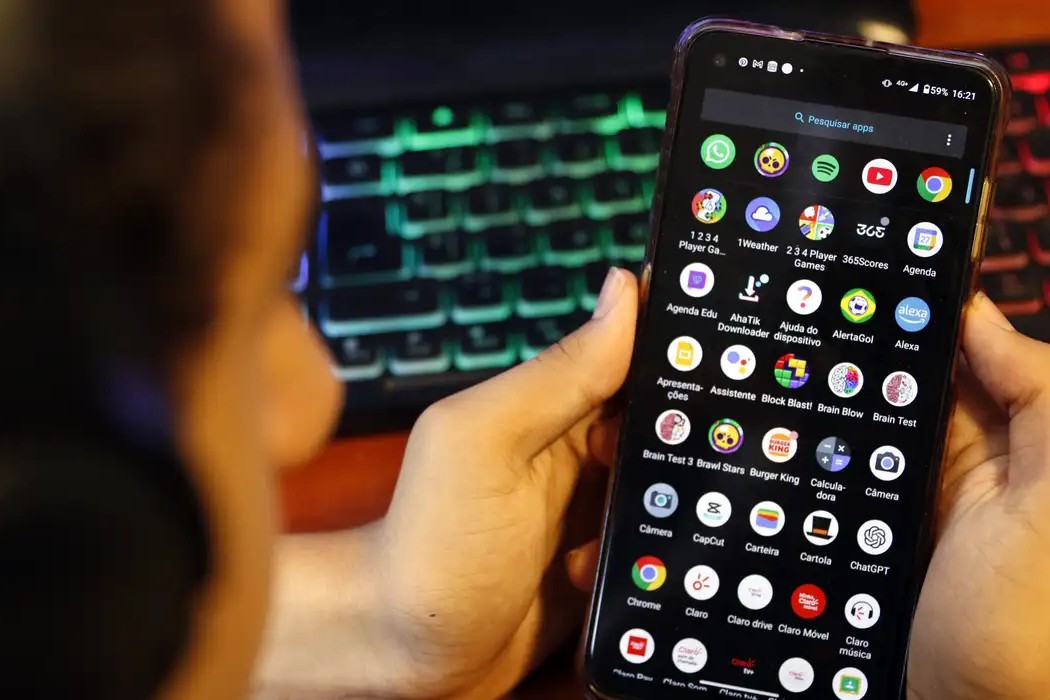 Política: Câmara aprova urgência para projeto que combate adultização de crianças nas redes sociais