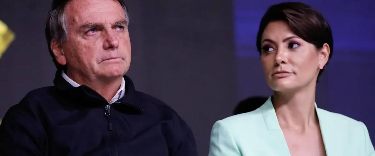 Investigação: Jair e Eduardo Bolsonaro é acusado de usar conta das esposas para ocultar dinheiro, aponta PF