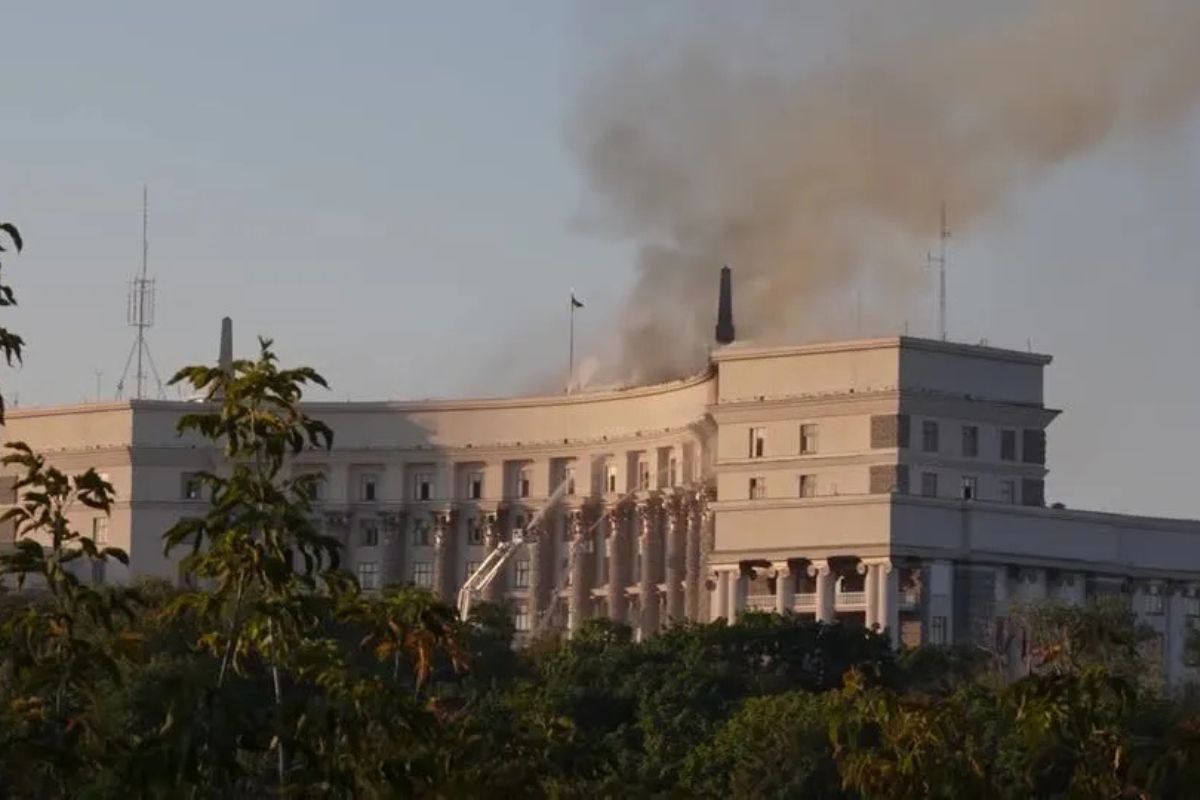 Rússia lança maior ataque aéreo da guerra e atinge prédio do governo da Ucrânia em Kiev